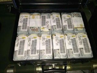 iraq_weapons_and_money_02