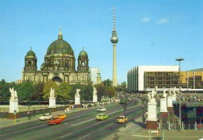 Berlin - Hauptstadt der DDR. Marx-Engels-Brucke mit Dom und Palast der Republik